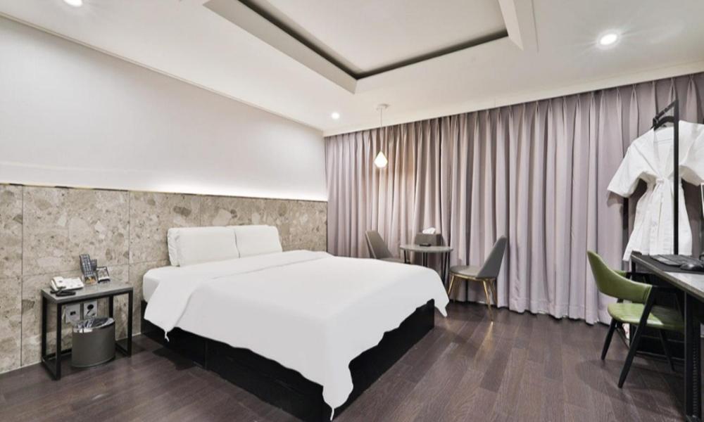 Postel nebo postele na pokoji v ubytování Beyond Hotel