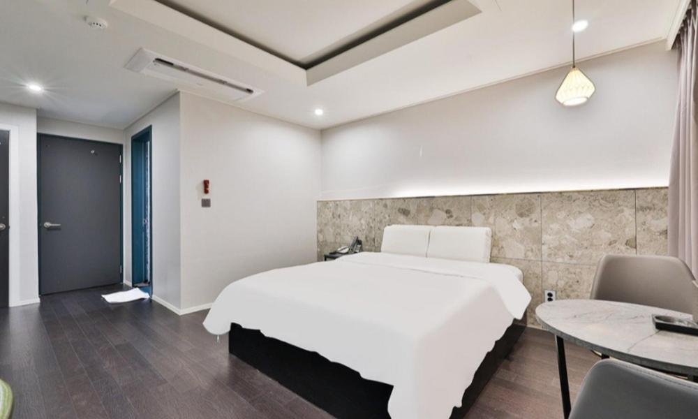 Postel nebo postele na pokoji v ubytování Beyond Hotel