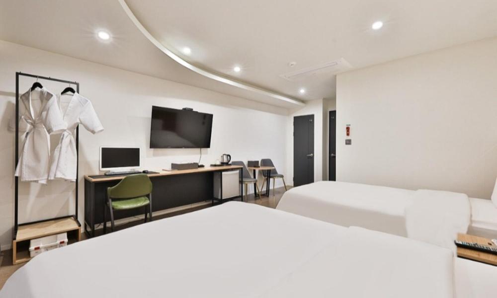 Postel nebo postele na pokoji v ubytování Beyond Hotel