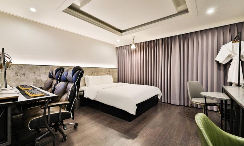 Postel nebo postele na pokoji v ubytování Beyond Hotel