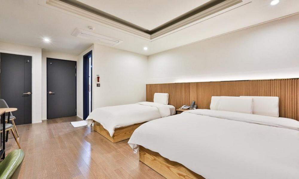 Postel nebo postele na pokoji v ubytování Beyond Hotel