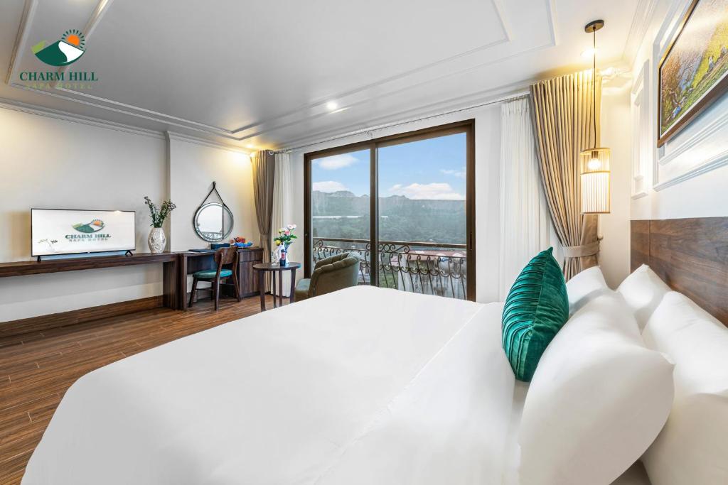 een slaapkamer met een groot bed en een groot raam bij Charm Hill Sapa Hotel in Sa Pa