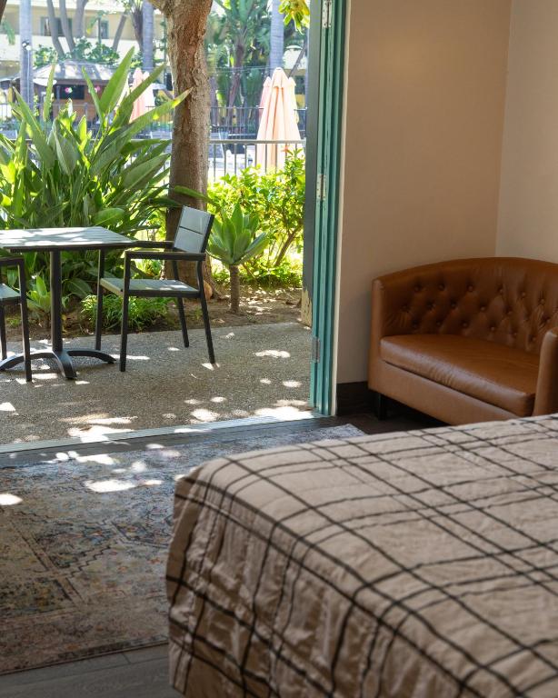 Lemon Tree Inn - Deluxe King Room Poolseite