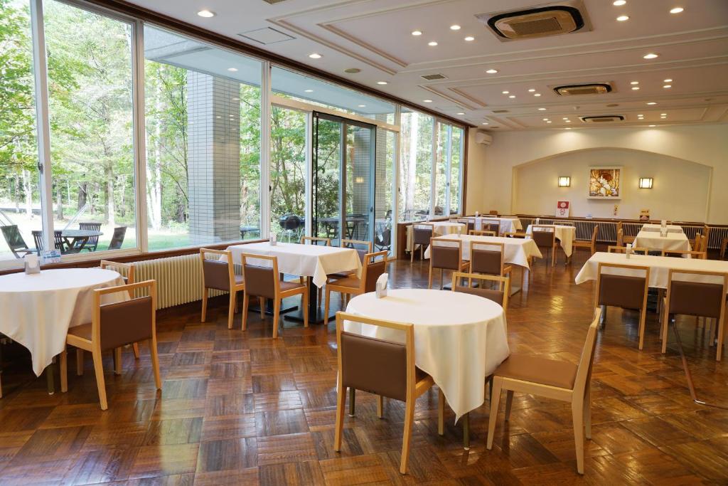 Restaurace v ubytování 北軽井沢　Golden Forest Hotel