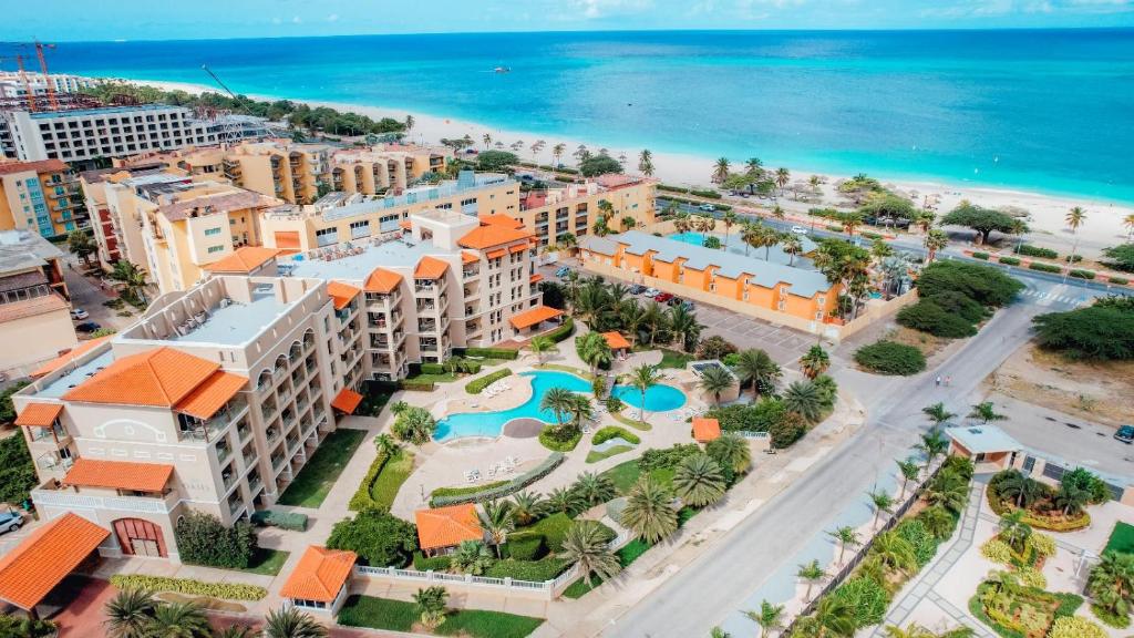 una vista aérea del complejo y la playa en The Elegance of Oasis -3BR Apartment Beach Front, en Palm-Eagle Beach