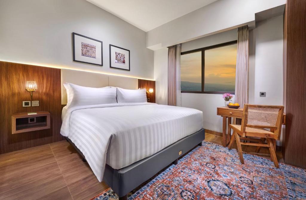 Postel nebo postele na pokoji v ubytování The Alana Hotel Malang