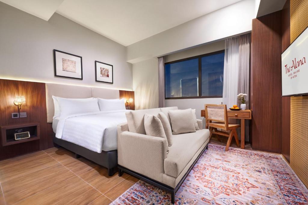 Postel nebo postele na pokoji v ubytování The Alana Hotel Malang