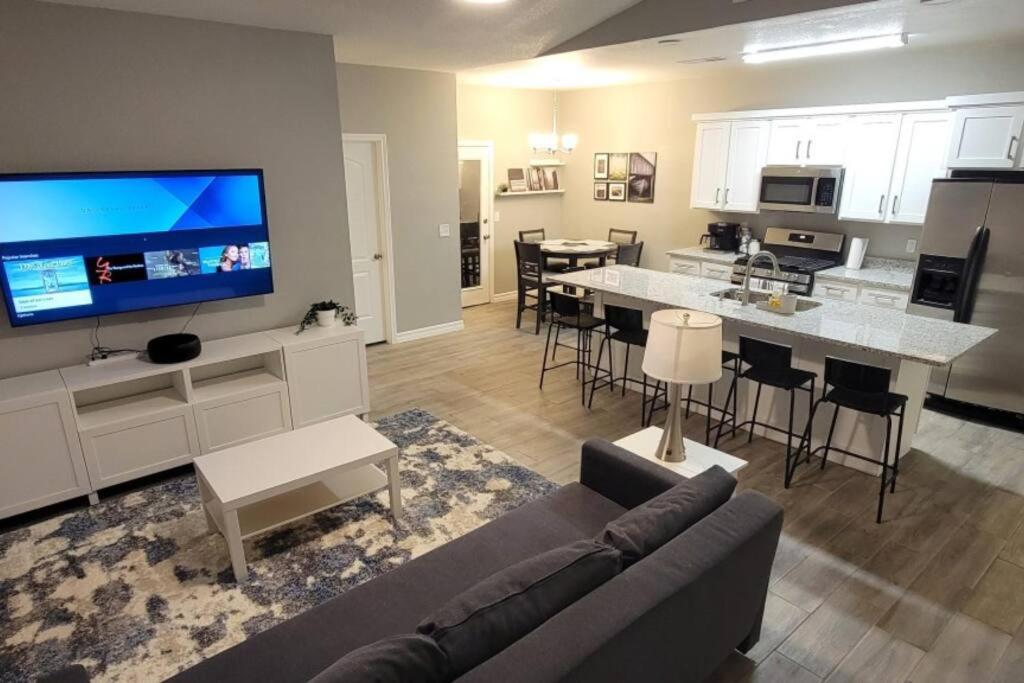 un soggiorno con divano e TV e una cucina di Remodeled home in Horizon city a Horizon City