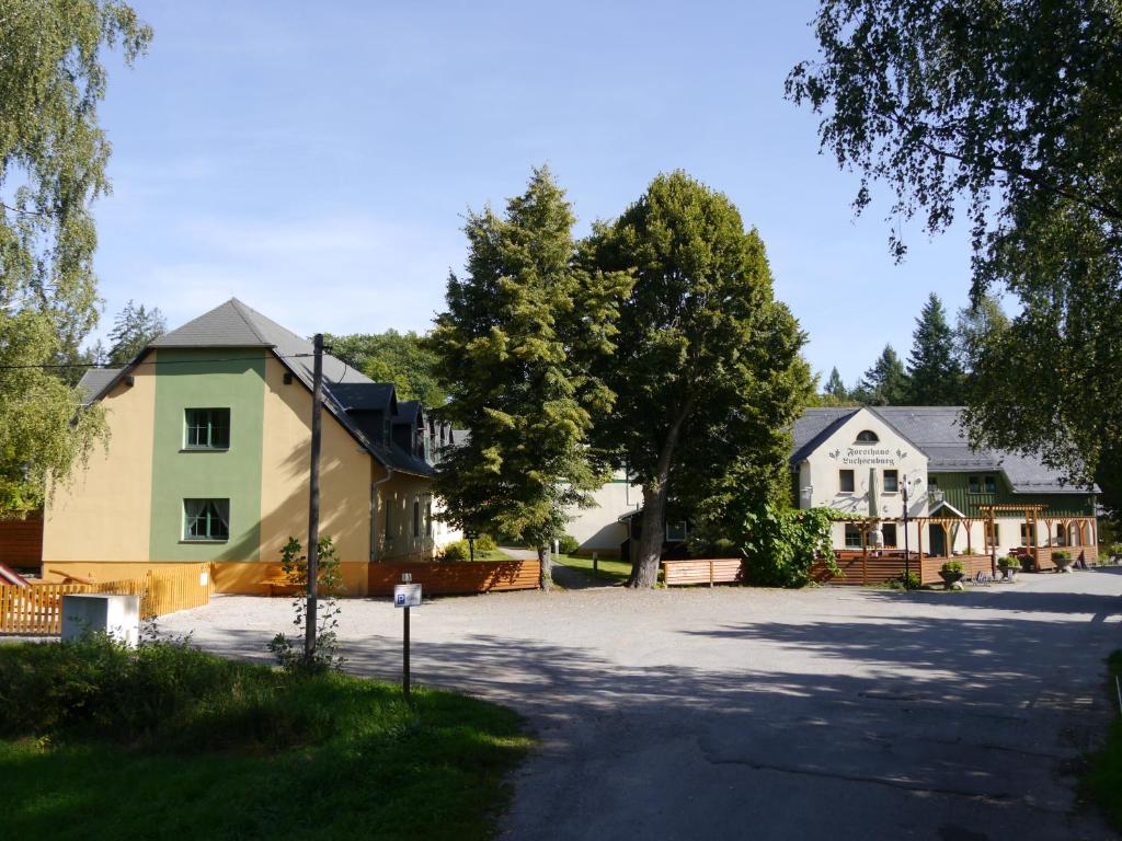 una entrada frente a una casa en Forsthaus Luchsenburg, en Ohorn
