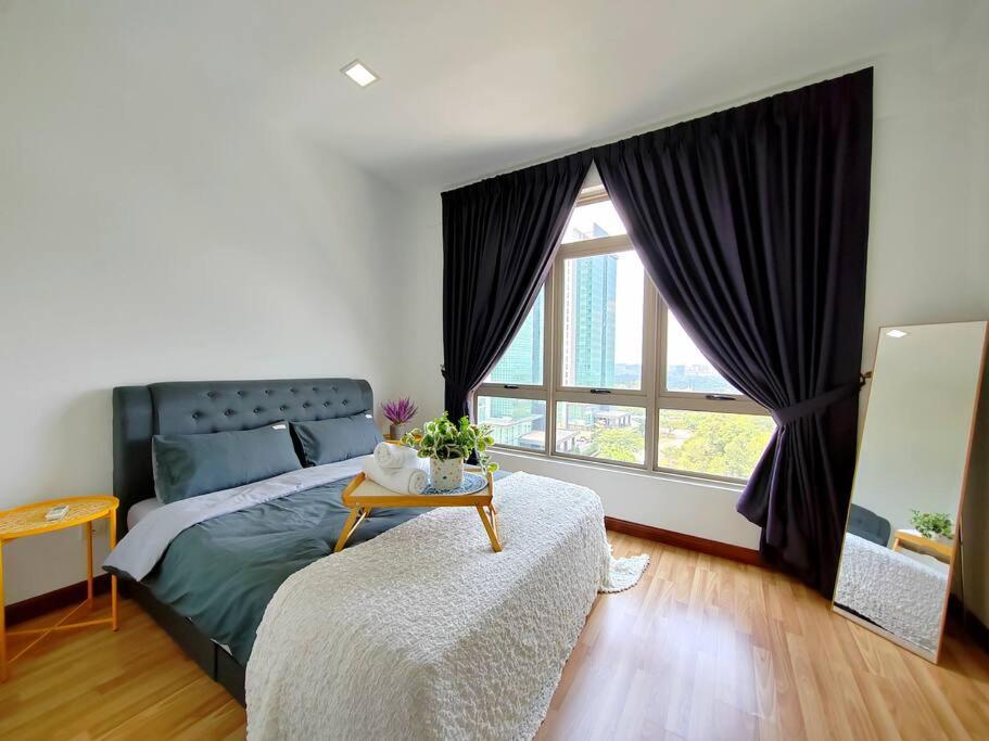 une chambre avec un lit, une table et une fenêtre dans l'établissement Shaftsbury 1 BR w Netflix Wi-Fi, à Cyberjaya