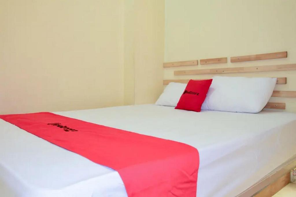 Tempat tidur dalam kamar di RedDoorz near Mangga Dua Square