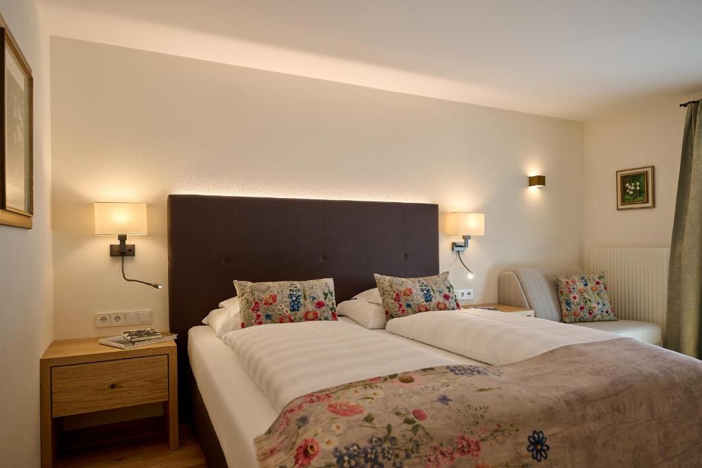 Postel nebo postele na pokoji v ubytování Hotel Garni Schneider