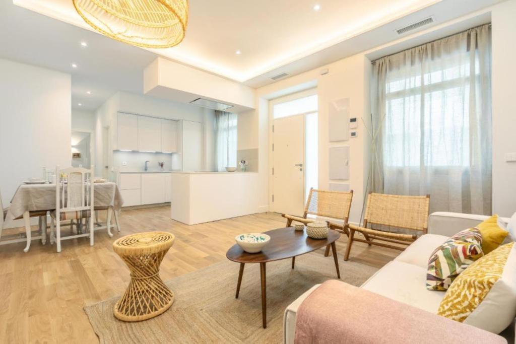 un soggiorno con divano e tavolo di Magno Apartments Casa del Correo Mayor I a Siviglia