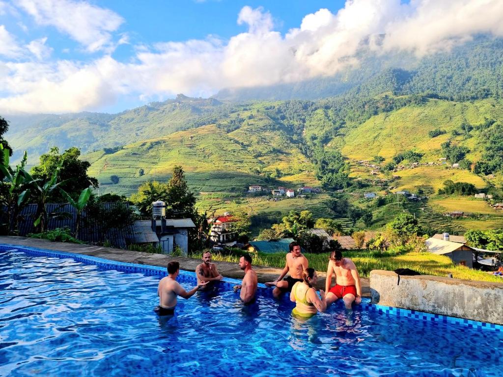 un grupo de hombres sentados en una piscina en Tavan Chopai Homestay, en Sa Pa