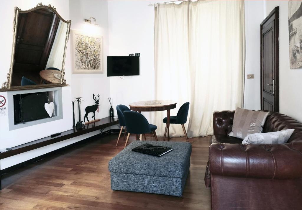 sala de estar con sofá y mesa en ComeCasa Da Chiaretta, en Milán