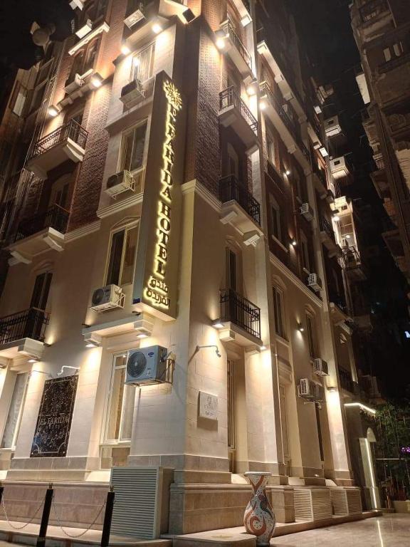 een gebouw met een bord aan de zijkant bij El Farida Hotel in Caïro