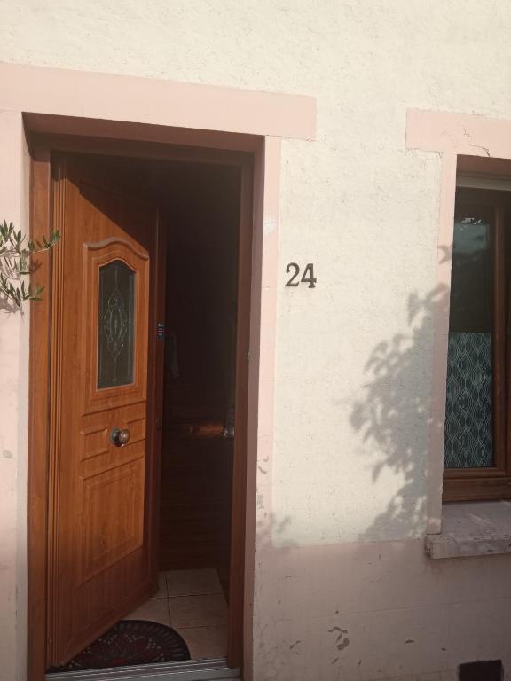 une porte avec le numéro à côté d'une maison dans l'établissement chambre dans maison coquette et accueillante, à Dunkerque