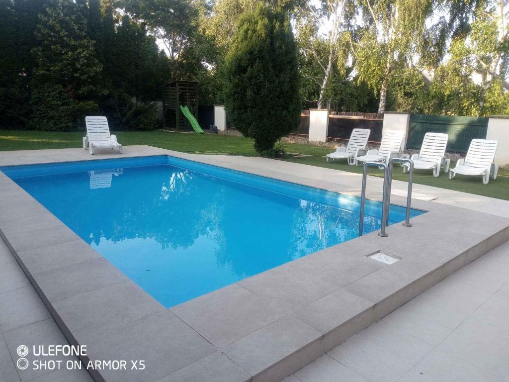 Bazén v ubytovaní Holiday home in Siofok/Balaton 35459 alebo v jeho blízkosti