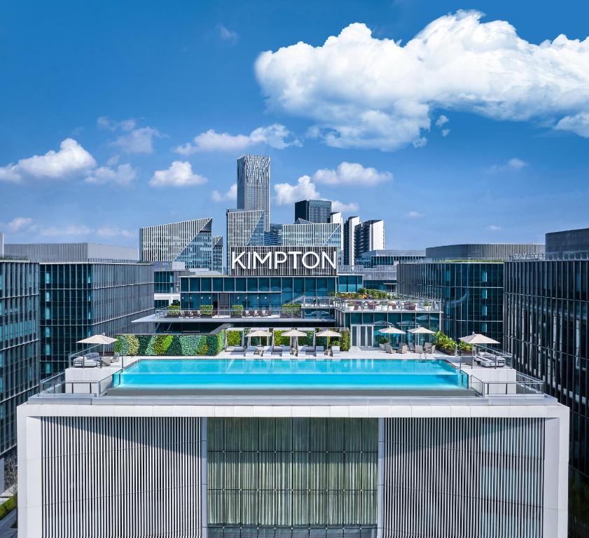 Bazén v ubytování Kimpton Qiantan Shanghai by IHG nebo v jeho okolí