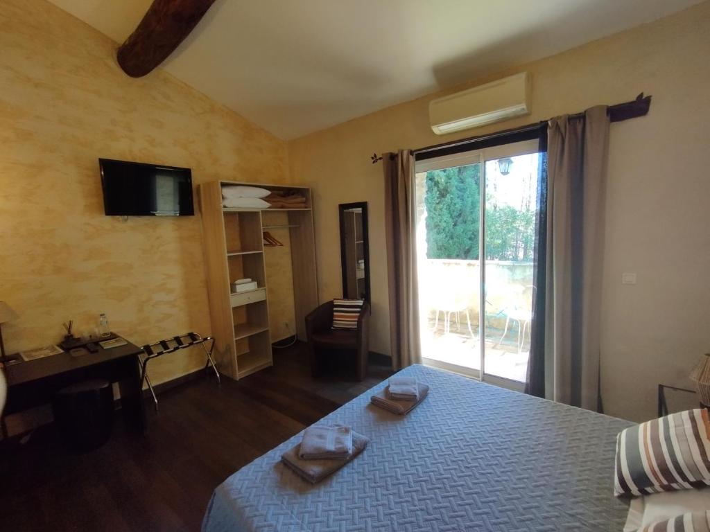 Postel nebo postele na pokoji v ubytování Logis Hotel Restaurant L'Esquielle