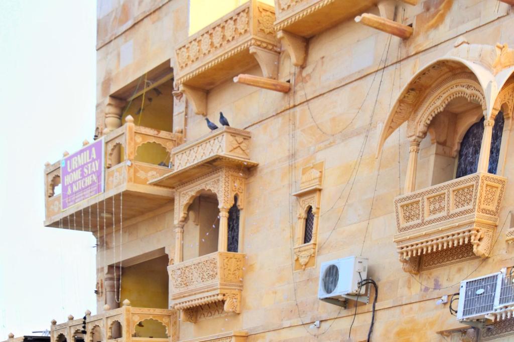 un edificio con balconi sul lato di Urmila Homestay a Jaisalmer