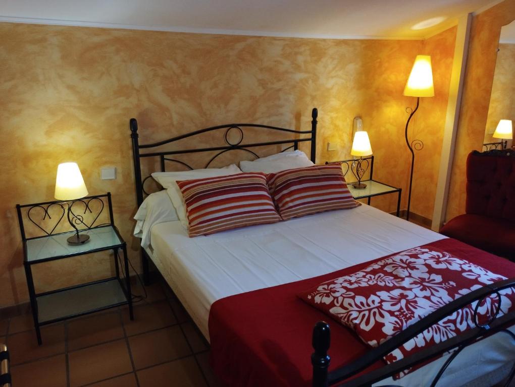 Postel nebo postele na pokoji v ubytování Logis Hotel Restaurant L'Esquielle