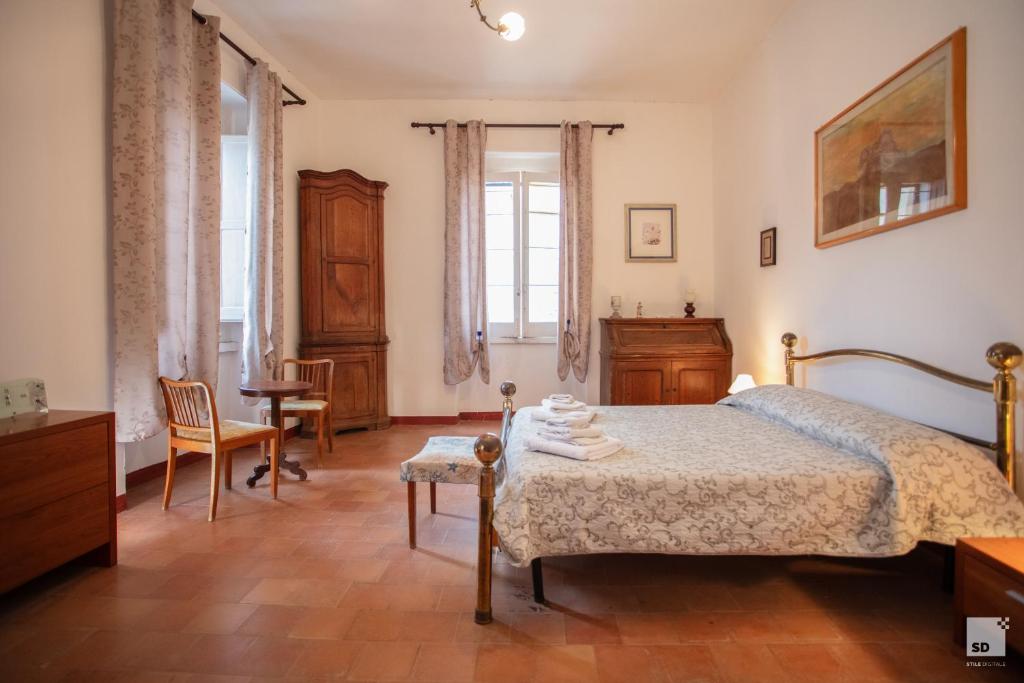 um quarto com uma cama, uma mesa e cadeiras em Appartamento La dolce vita em Tropea