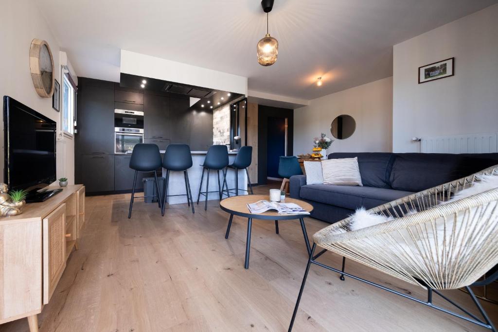 a living room with a couch and a table at Appartement 3 pièces à Rennes Chez Guillaume in Vezin-le-Coquet