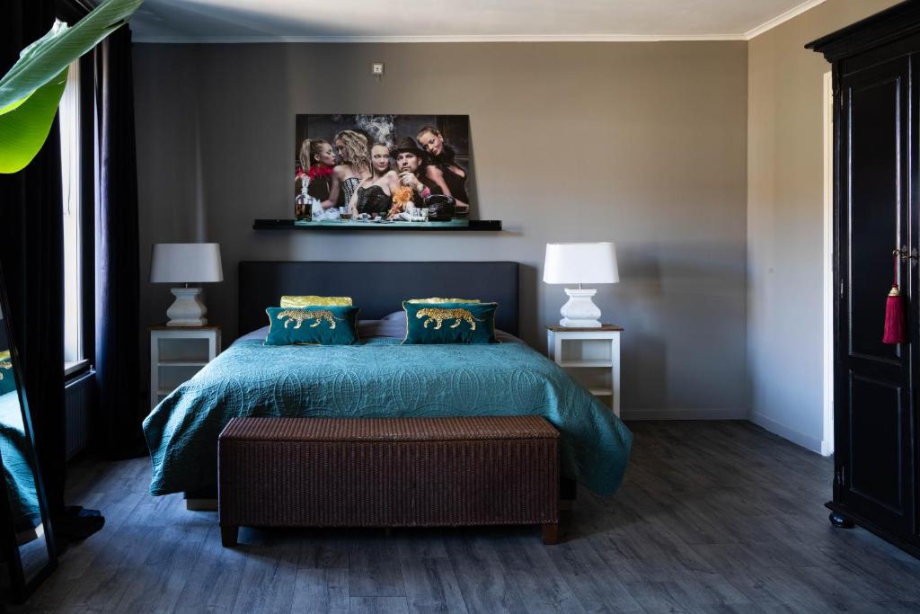 een slaapkamer met een bed en twee nachtkastjes en twee lampen bij Mart9 City Loft in Zevenbergen