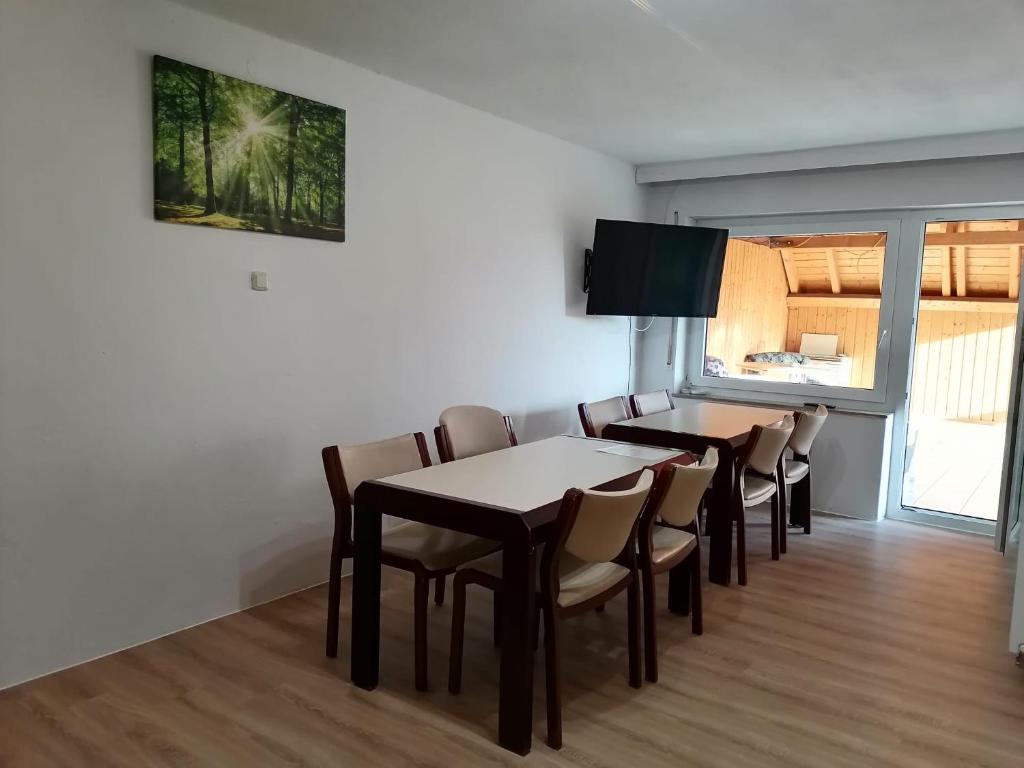 ein Esszimmer mit Tisch und Stühlen in der Unterkunft Naab-burg in Nabburg
