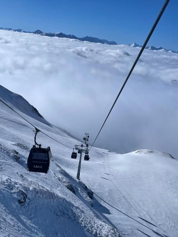 Ferienwohnung 3,5 Zimmer direkt an Ski- und Bikepiste v zimě