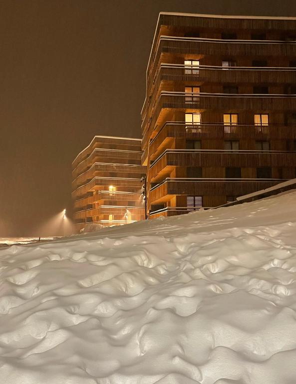 Ferienwohnung 3,5 Zimmer direkt an Ski- und Bikepiste v zimě