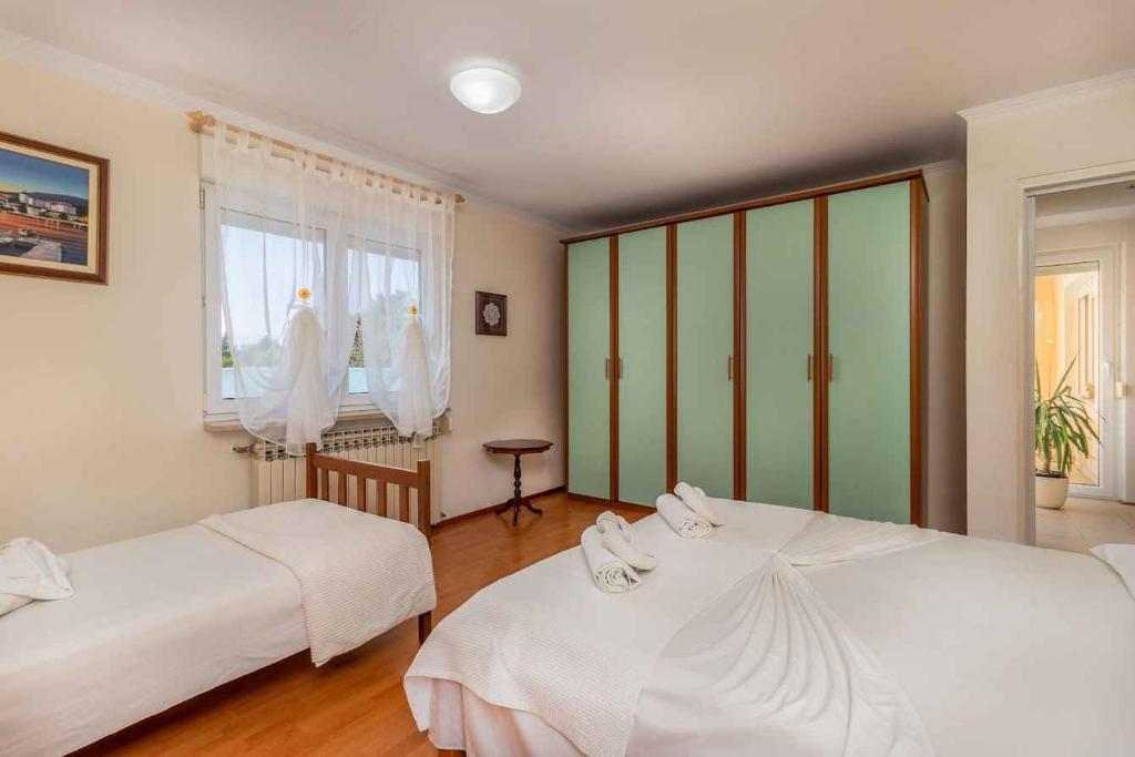 Posteľ alebo postele v izbe v ubytovaní Holiday home in Jadranovo 33199