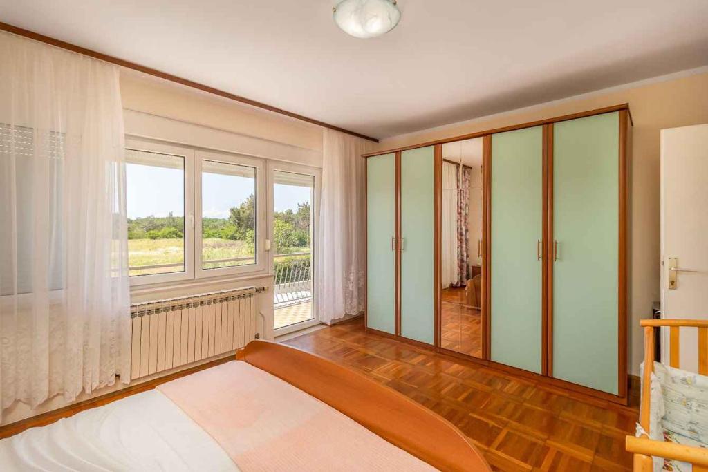 Posteľ alebo postele v izbe v ubytovaní Holiday home in Jadranovo 33199