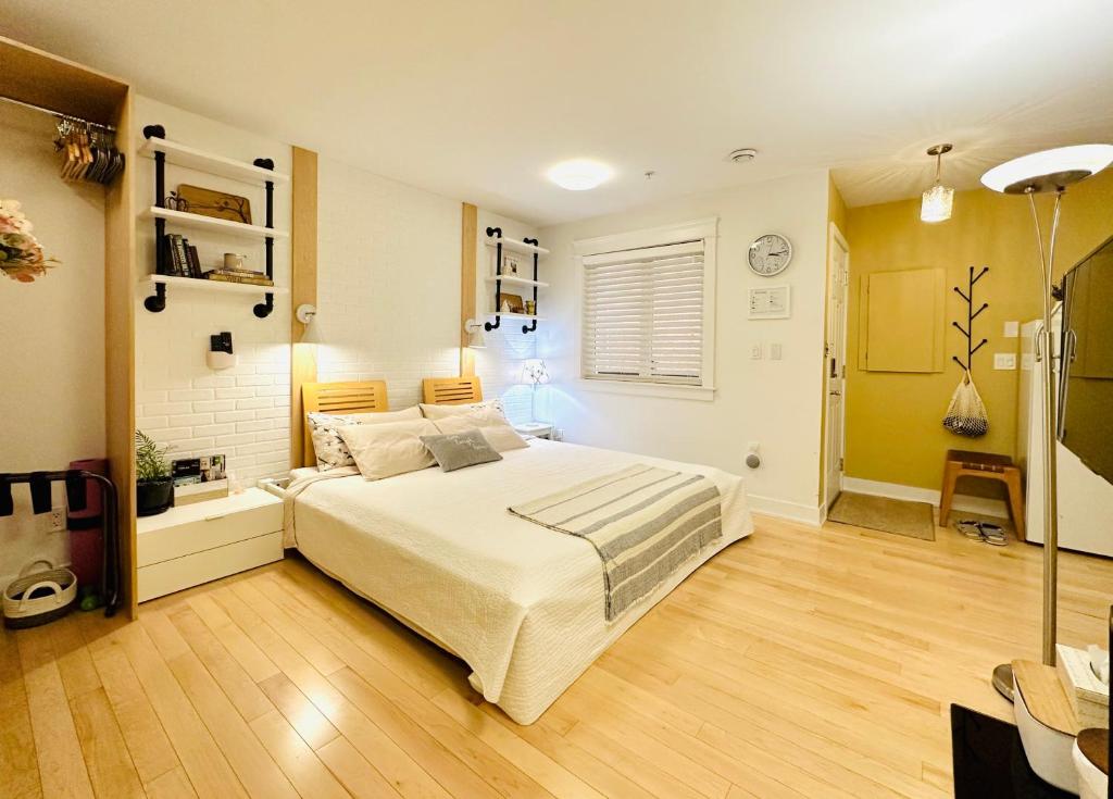 sypialnia z łóżkiem i lampką w obiekcie Private Guest Suite in Little Italy - King Bed - Free Parking - Central Location w mieście Vancouver
