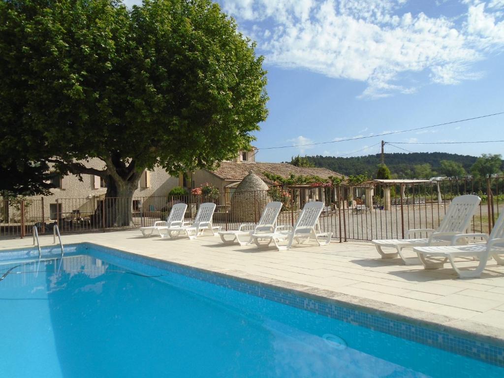 - un groupe de chaises longues et une piscine dans l'établissement Le Moulin de Lavon, à Gargas