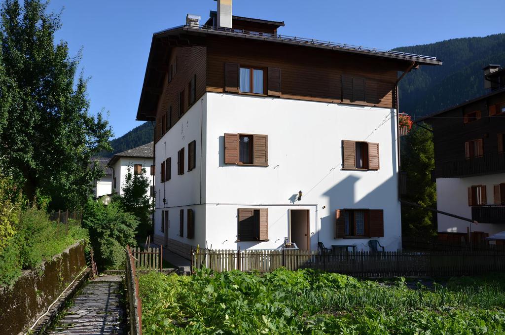 ein weißes Haus mit einem Zaun davor in der Unterkunft Casa Da Rin Giulia in Auronzo di Cadore