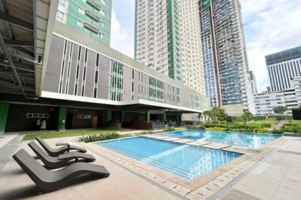 duży budynek z basenem w mieście w obiekcie Modern Living at Avida Riala w Cebu