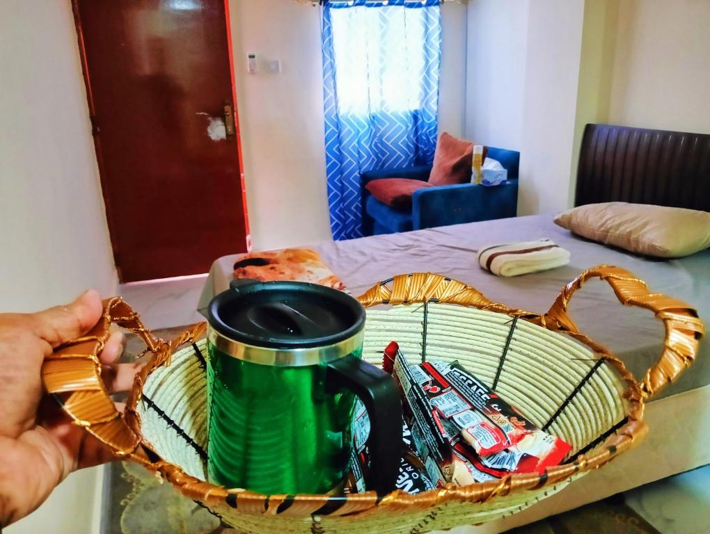 una cesta de comida y un termo en una mesa en King bed-Studio Room Near "al bateen" Abudhabi en Abu Dabi