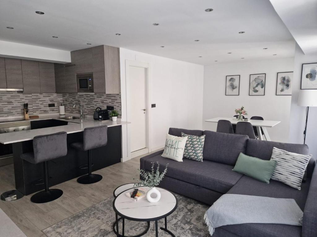 ein Wohnzimmer mit einem Sofa und einer Küche in der Unterkunft My home in Gijón Apartamento - VUT4494AS in Gijón