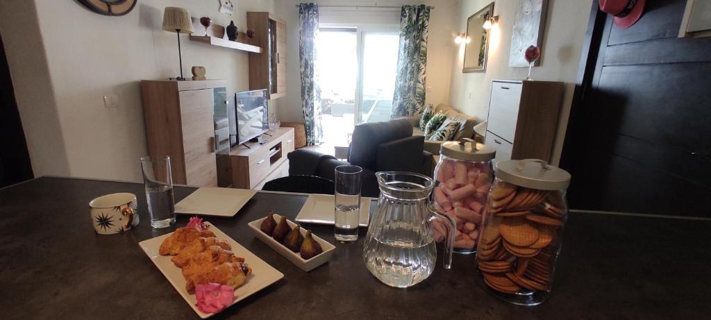 una cucina con tavolo e bicchieri di Promenade Paradise Apartment a San Miguel de Abona