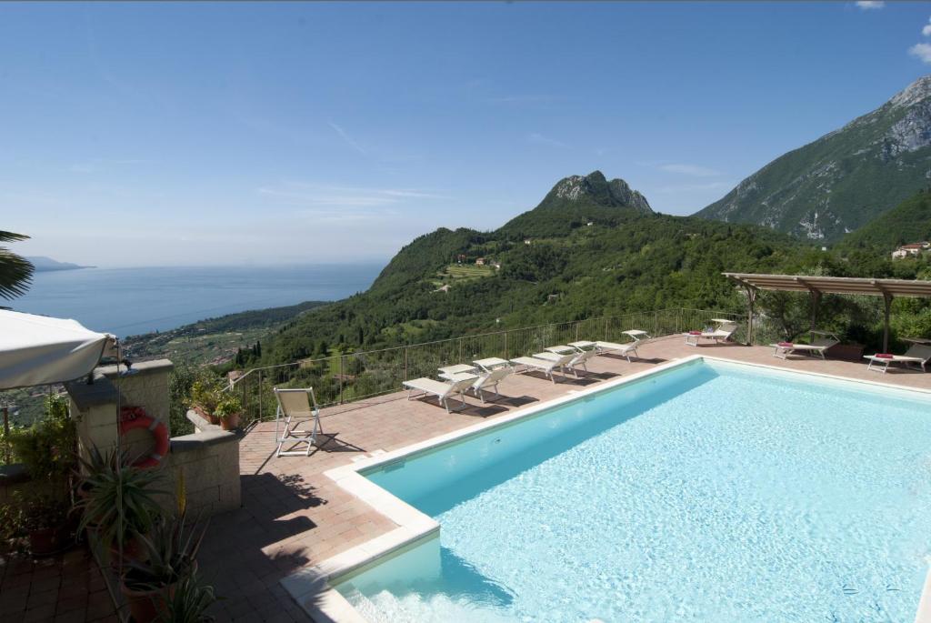 a swimming pool with a view of a mountain at Hotel Mariano in Gargnano