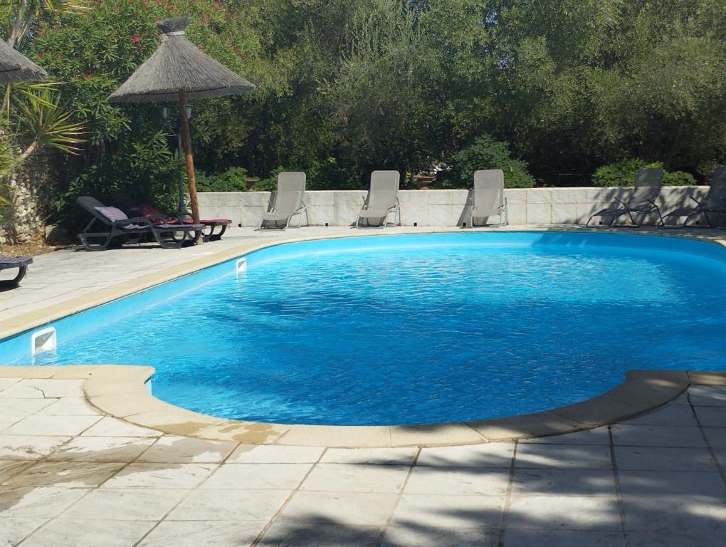 Bazén v ubytování Logis Hotel Restaurant L'Esquielle nebo v jeho okolí