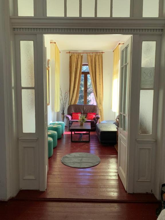 Hypnotic Villa Predeal في بريدال: غرفة معيشة مع أريكة وطاولة