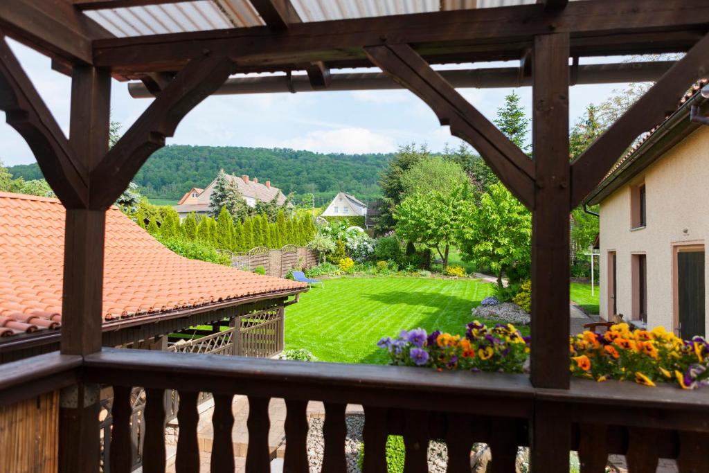 een uitzicht vanaf het balkon van een huis met een tuin bij Ferienhaus OG1 "Westerwald Blick" in Martinfeld