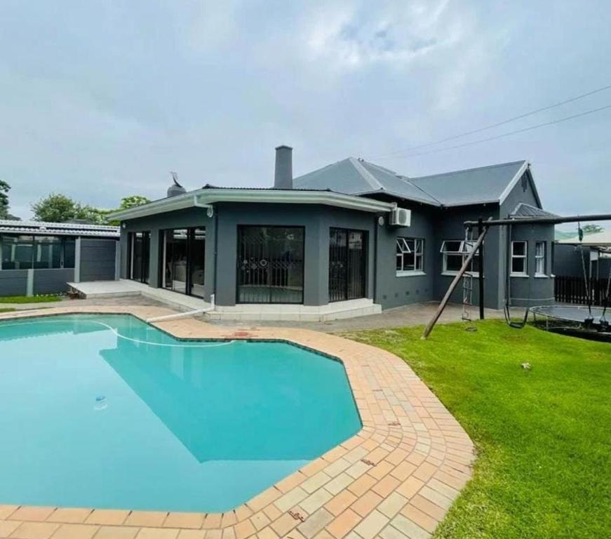 una grande piscina davanti a una casa di 2 on Haig Accommodation, Selbourne, East London a East London