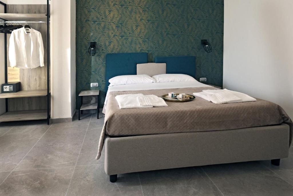 ein Schlafzimmer mit einem Bett und einem Tablett mit Essen drauf in der Unterkunft toc toc in Pontecagnano