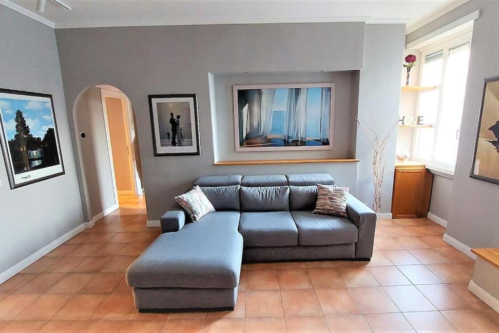 uma sala de estar com um sofá e uma mesa em Domus Giulia & Andrea em Roma