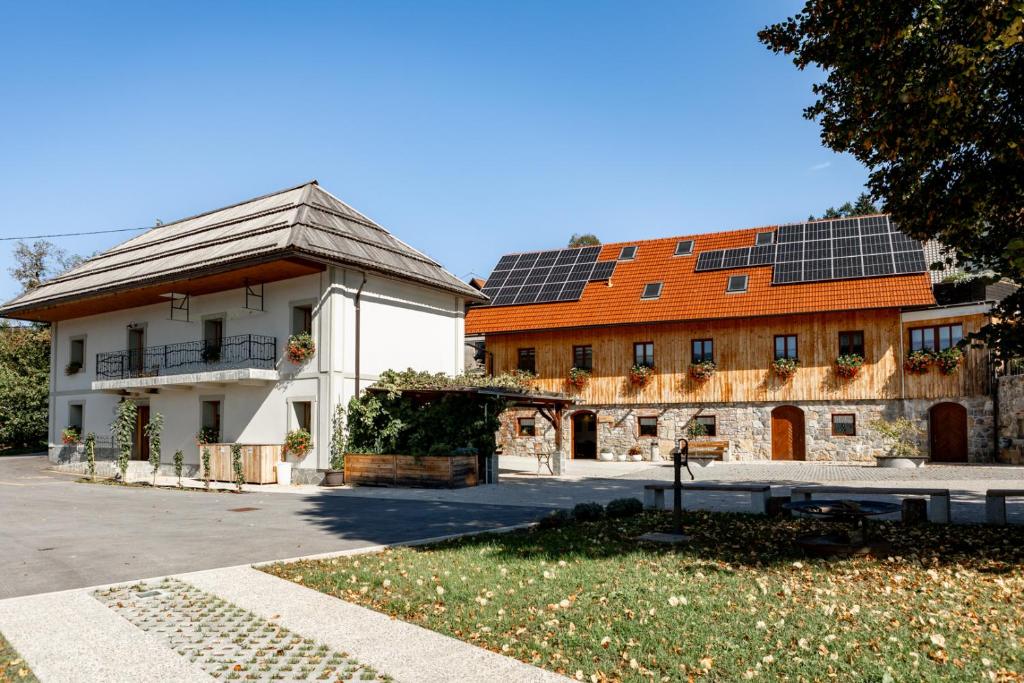 Stari Trg pri LožuにあるYouth Hostel Arsvivaの屋根に太陽光パネルを設けた大きな建物