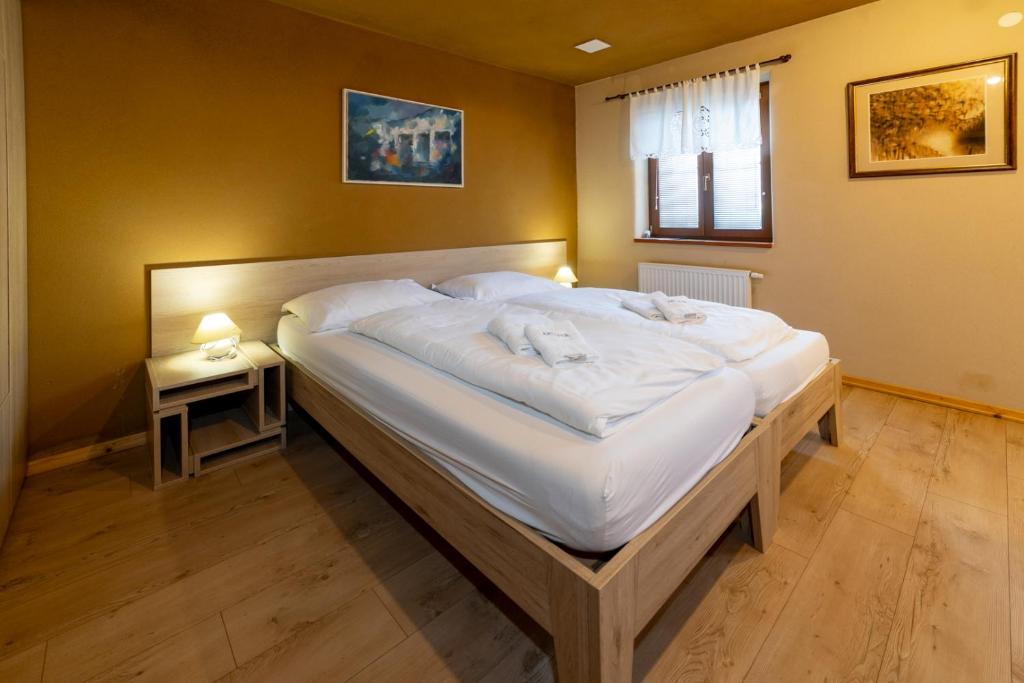 Postel nebo postele na pokoji v ubytování Youth Hostel Arsviva
